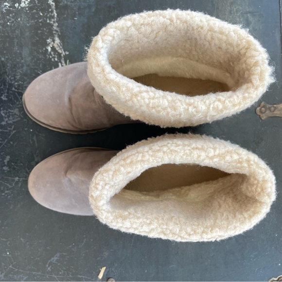 Lug Sole Shearling Boots - Picture 5 of 6